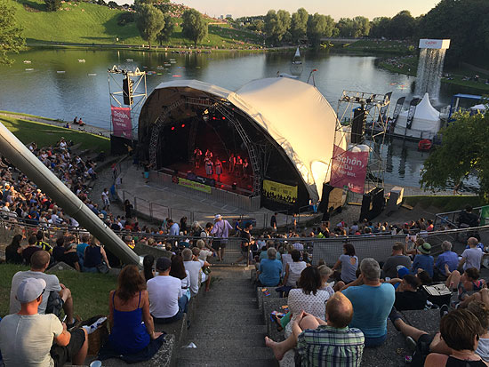 Nebenan: Theatron Festival (©Foto: Martin Schmitz)